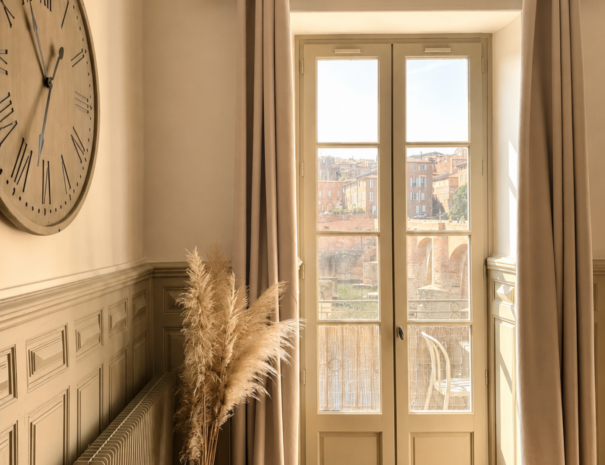 Salon lumineux avec vue sur le Pont Vieux à Albi