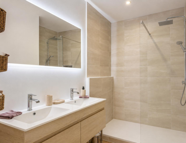 Salle de bain moderne avec douche à l’italienne