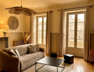 Salon lumineux de l’appartement avec vue sur le Pont Vieux à Albi
