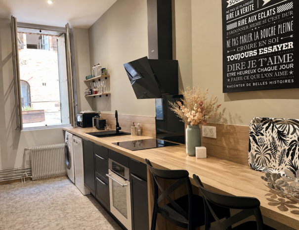 Cuisine moderne avec plan de travail en bois à Albi